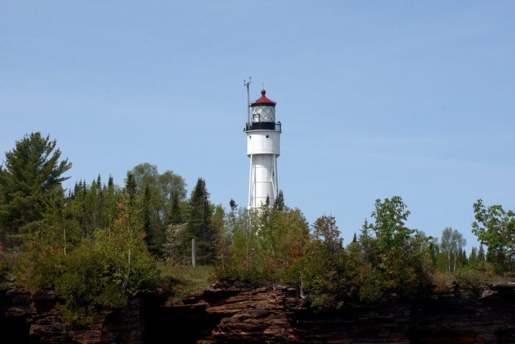 The Apostle Islands in Wisconsin offer a breathtaking backdrop for an intimate elopement. With sparkling waters, rugged cliffs, and lush forests, this location captures the perfect mix of adventure and romance. Couples seeking a serene and unforgettable lakeside ceremony will find the Apostle Islands a truly magical place to say ‘I do.